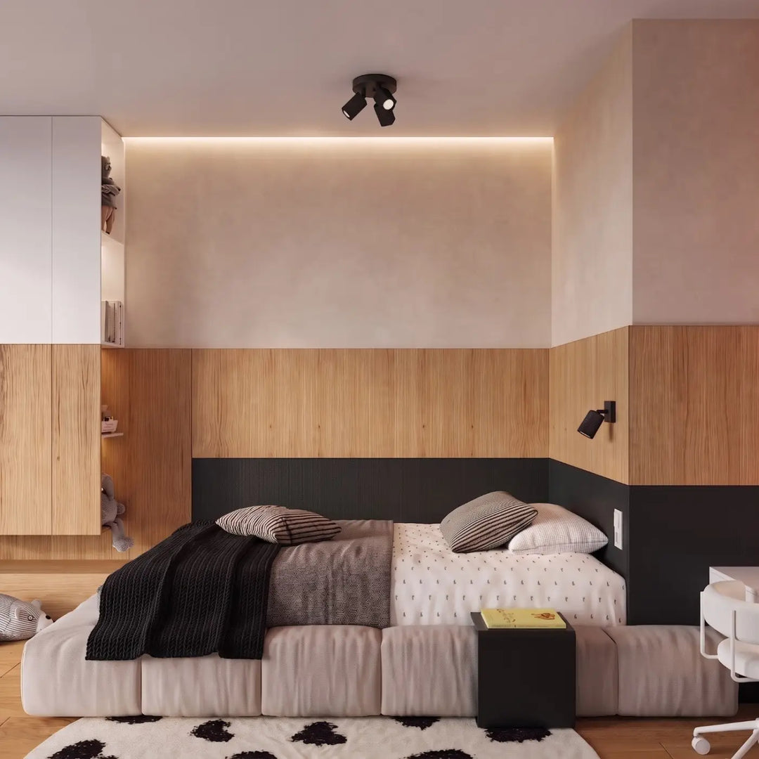 Plafonnier Rayo noir à 3 spots orientables au plafond d'une chambre