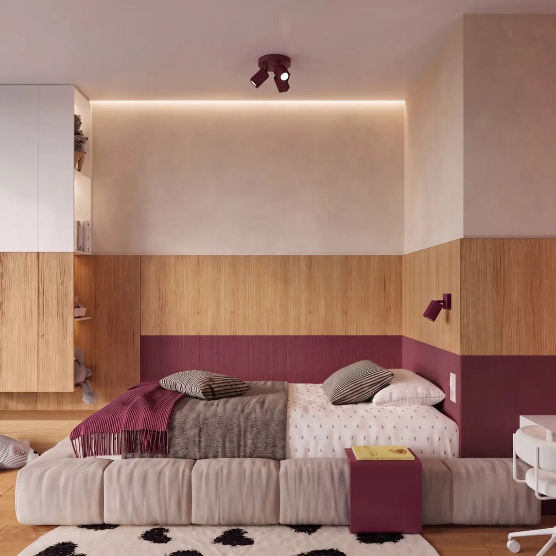 Plafonnier Rayo bordeaux à 3 spots orientables au plafond d'une chambre