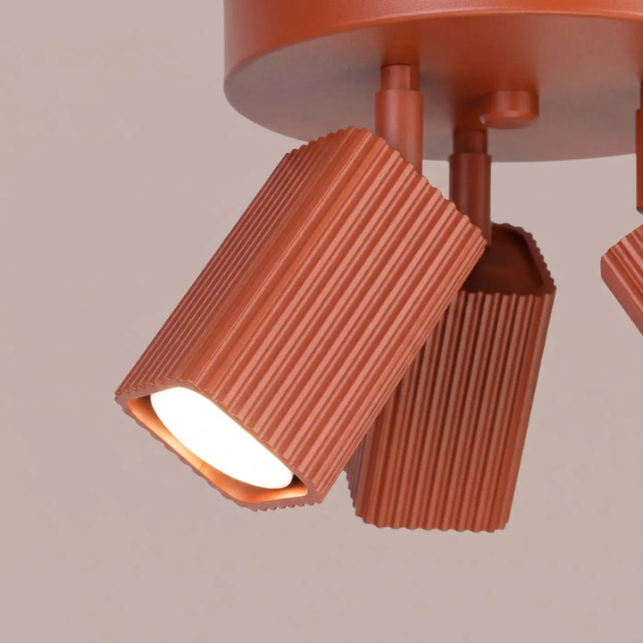 Plafonnier Rayo ocre rouge à 3 spots orientables, détail des cannelures