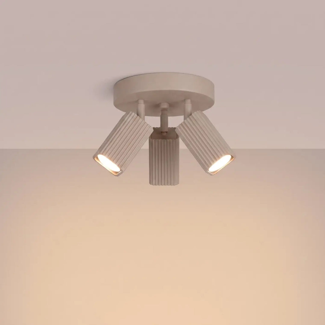 Plafonnier Rayo taupe à 3 spots orientables, allumé