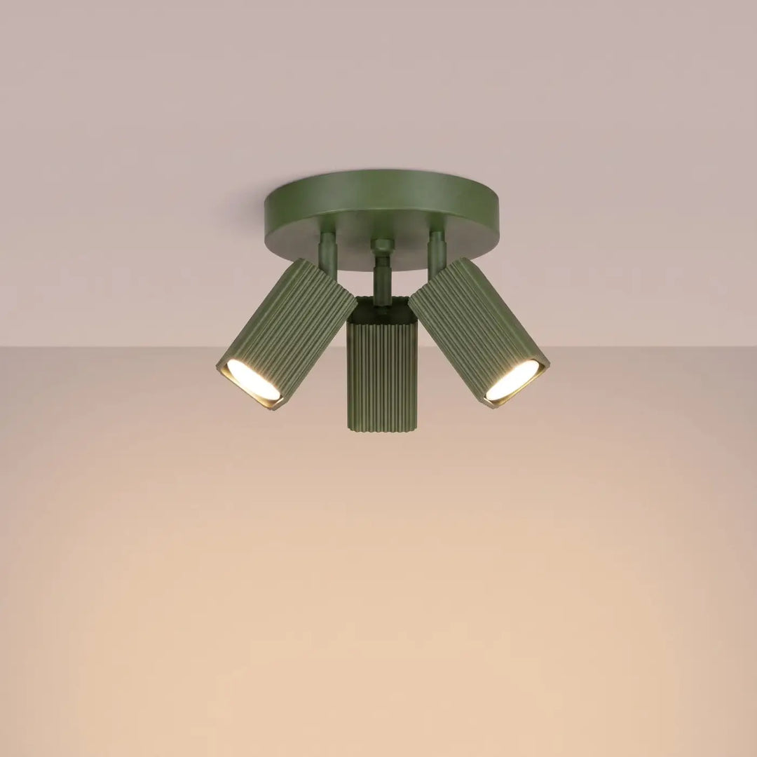 Plafonnier Rayo vert olive à 3 spots orientables, allumé
