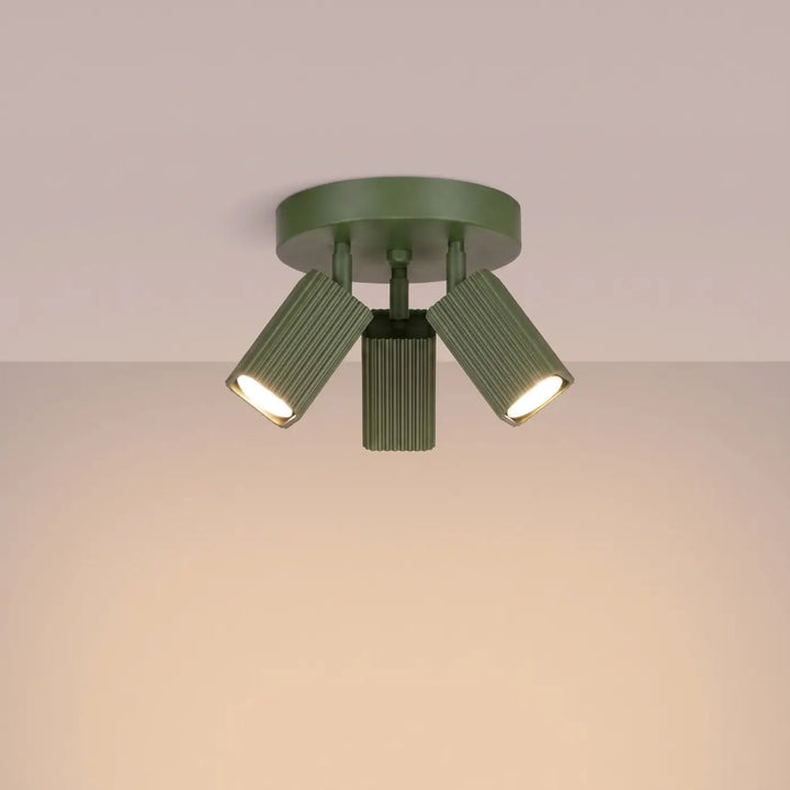 Plafonnier Rayo vert olive à 3 spots orientables, allumé