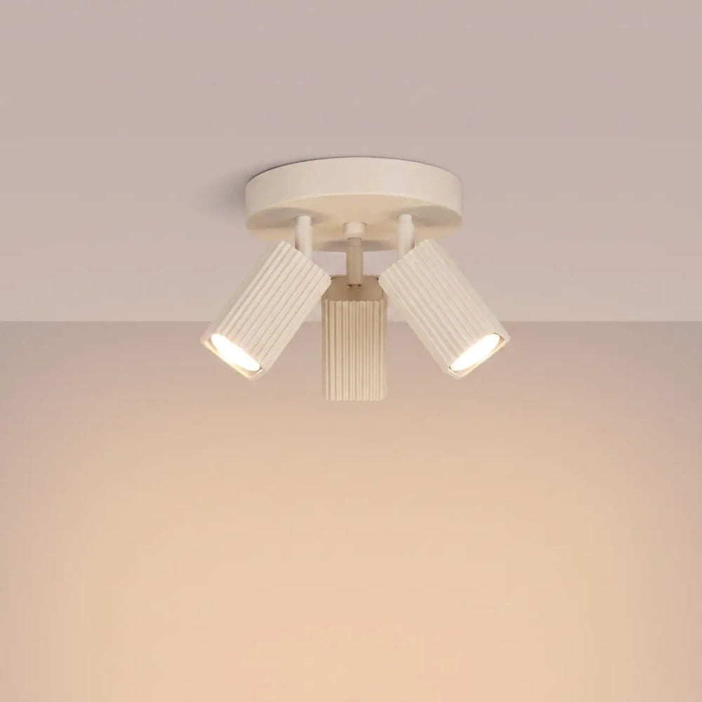 Plafonnier Rayo beige à 3 spots orientables, allumé