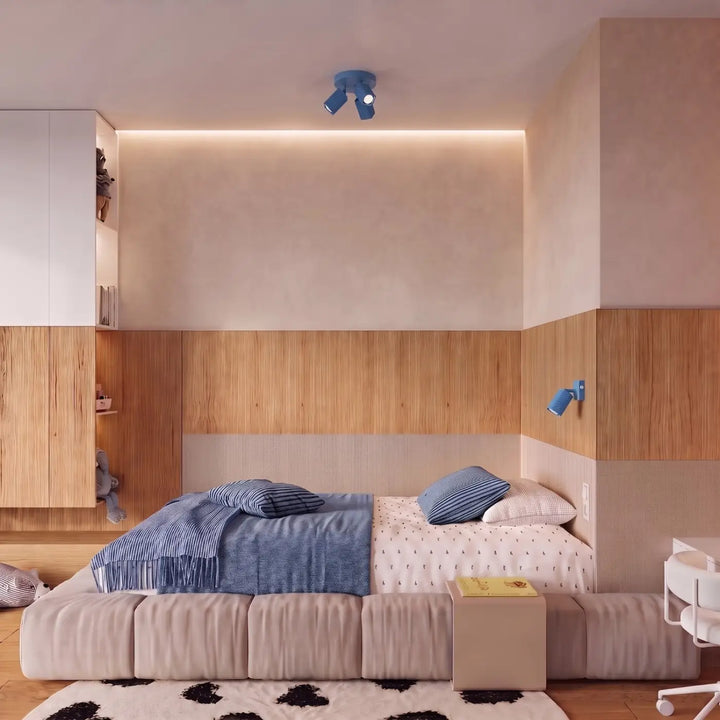 Plafonnier Rayo bleu azur à 3 spots orientables au plafond d'une chambre