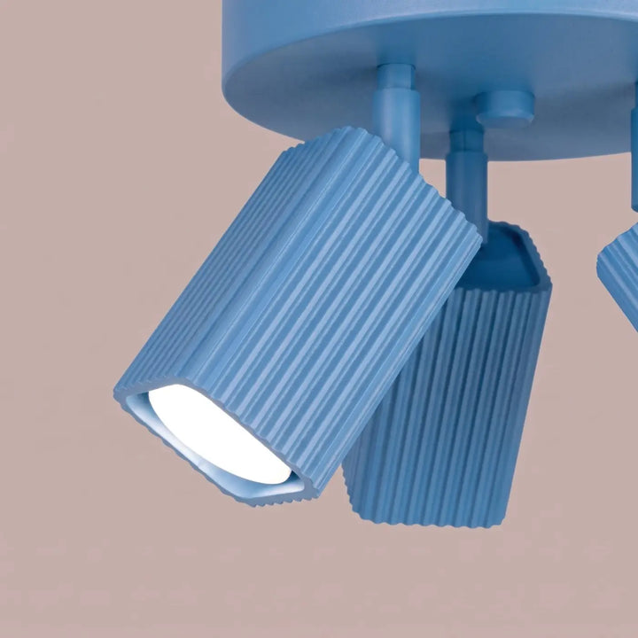 Plafonnier Rayo bleu azur à 3 spots orientables, détail des cannelures