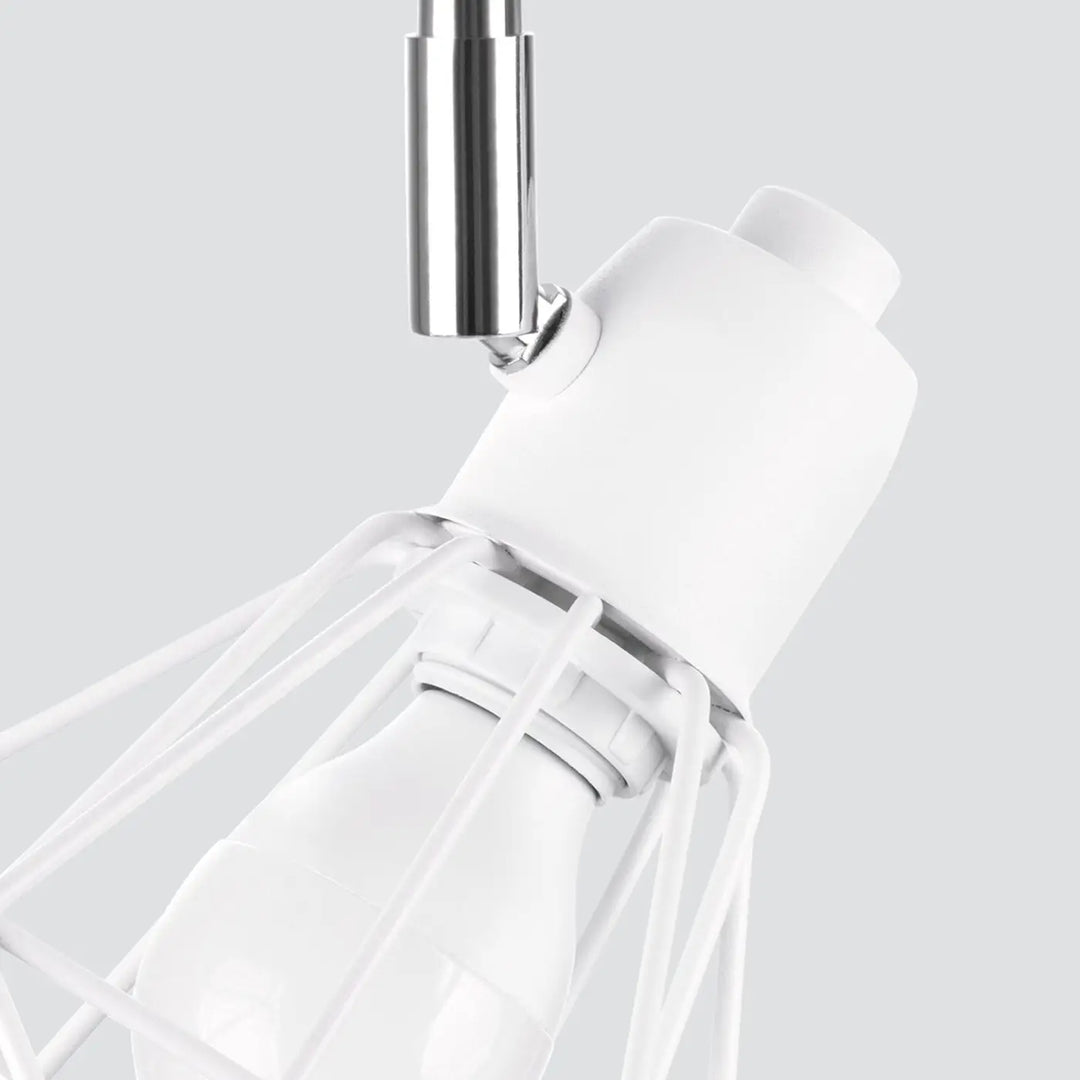 Luminaire plafonnier blanc, abat-jour grillagé vu de près