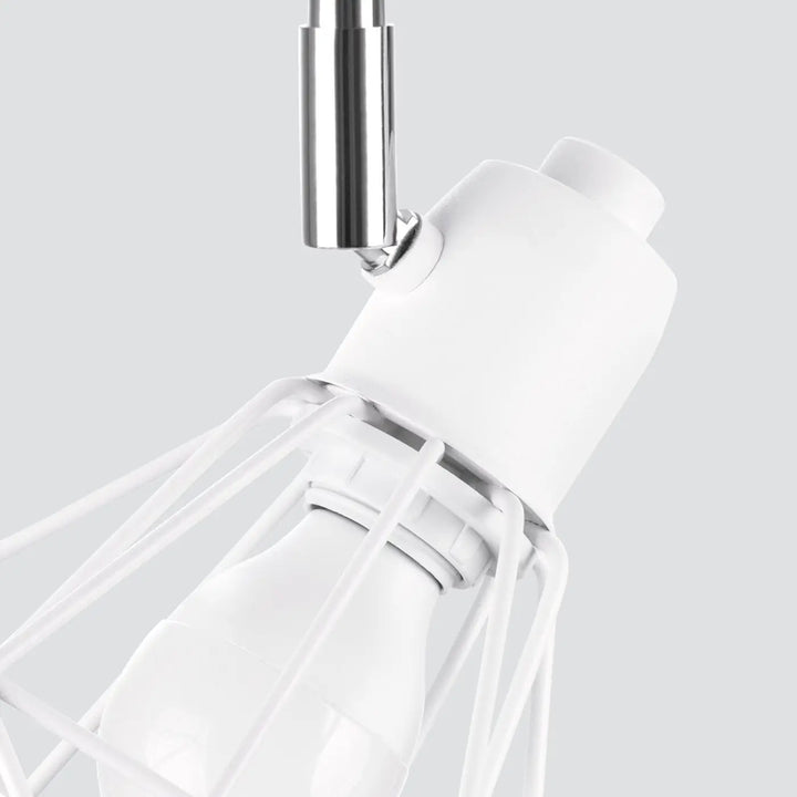 Luminaire plafonnier blanc, abat-jour grillagé vu de près