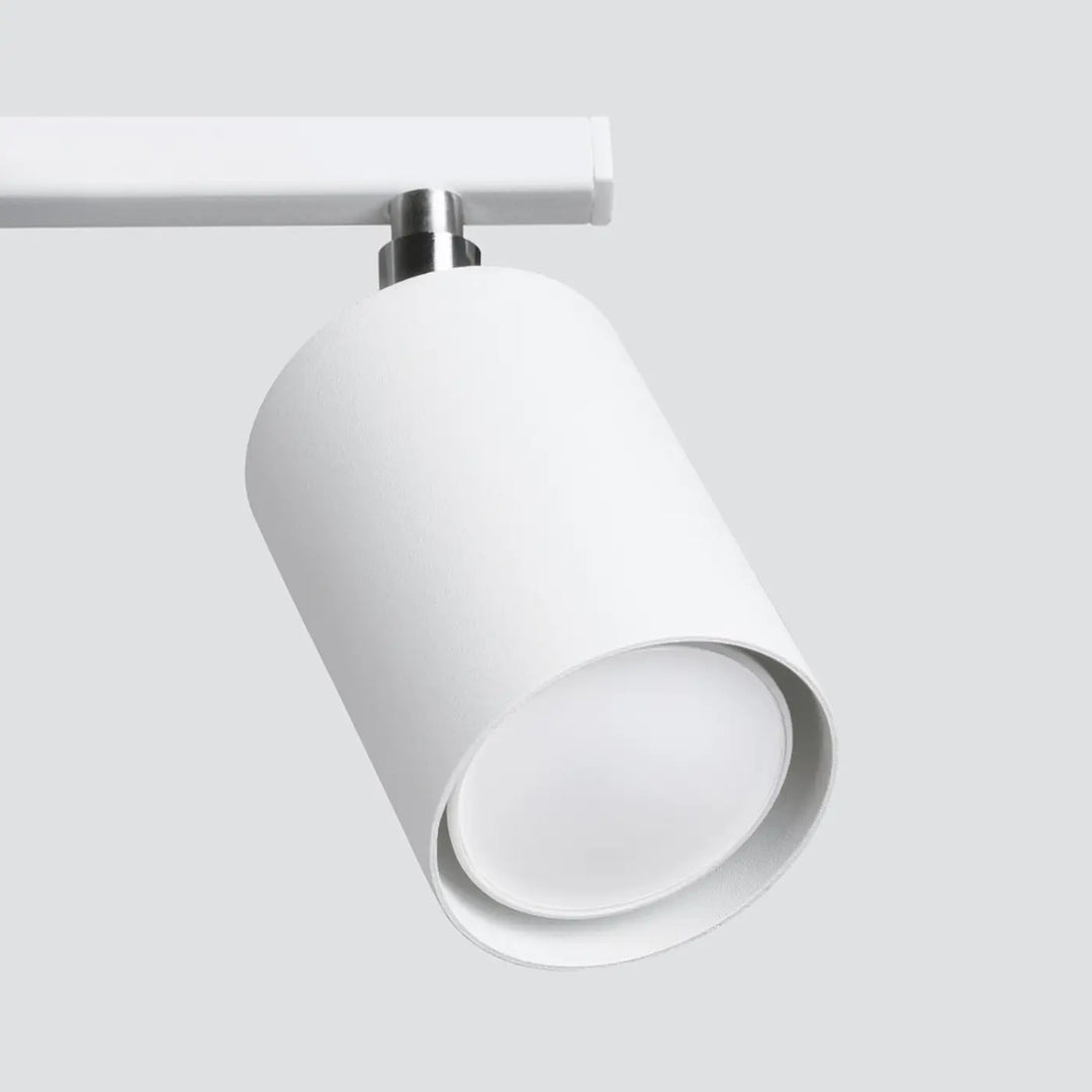Luminaire plafonnier blanc, spot orientable vu de près