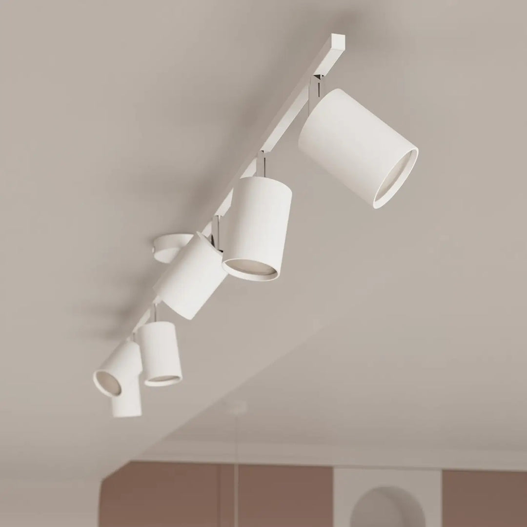 Luminaire plafonnier blanc, spots sur la rampe vus de près