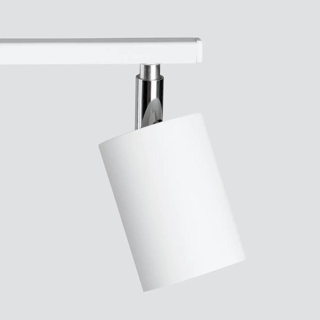 Luminaire plafonnier blanc, spot orientable vu de près