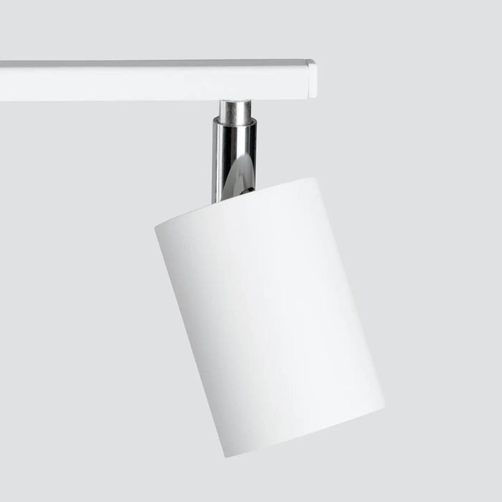 Luminaire plafonnier blanc, spot orientable vu de près