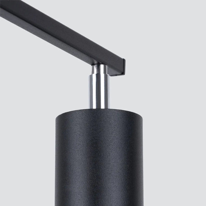 Luminaire plafonnier noir, spot orientable vu de près