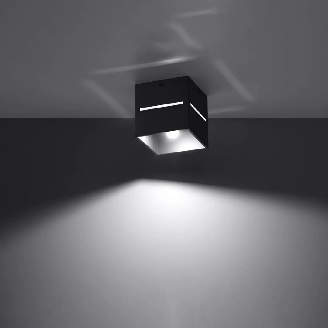 Luminaire plafonnier noir allumé