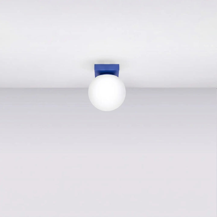 Luminaire Plafonnier outremer éteinte, vue rapprochée