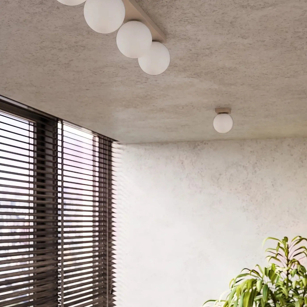 Luminaire Plafonnier taupe allumée, vue rapprochée