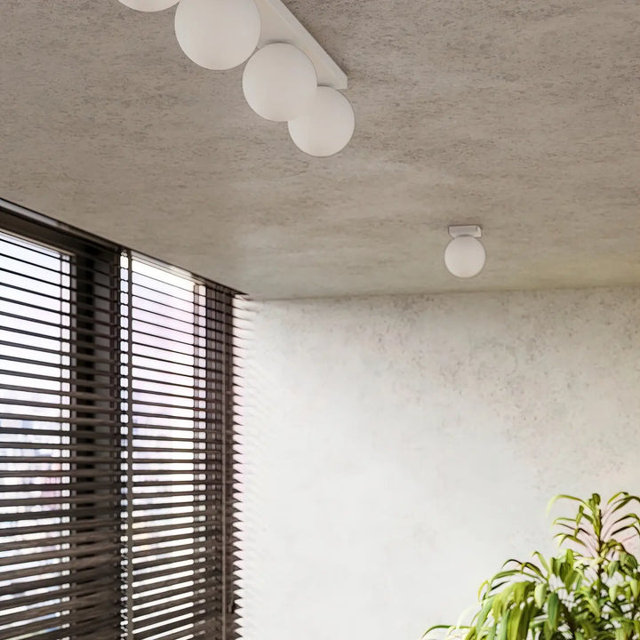 Luminaire Plafonnier noir allumée, vue rapprochée