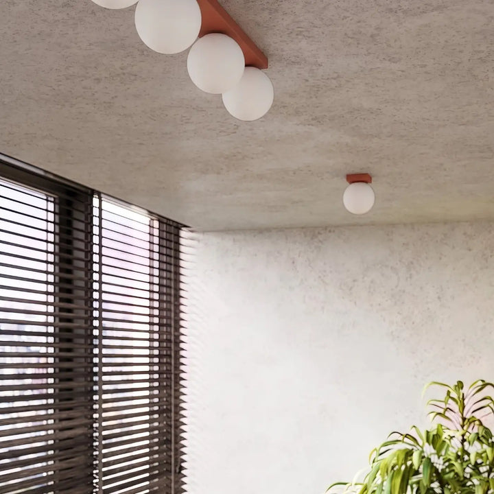 Luminaire Plafonnier ocre rouge allumée, vue rapprochée