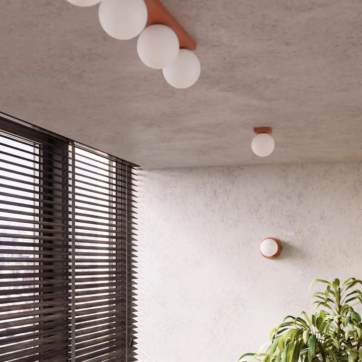 Luminaire Plafonnier ocre rouge allumée, vue rapprochée