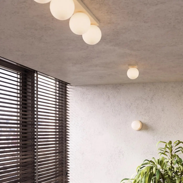 Luminaire Plafonnier beige allumée, vue rapprochée