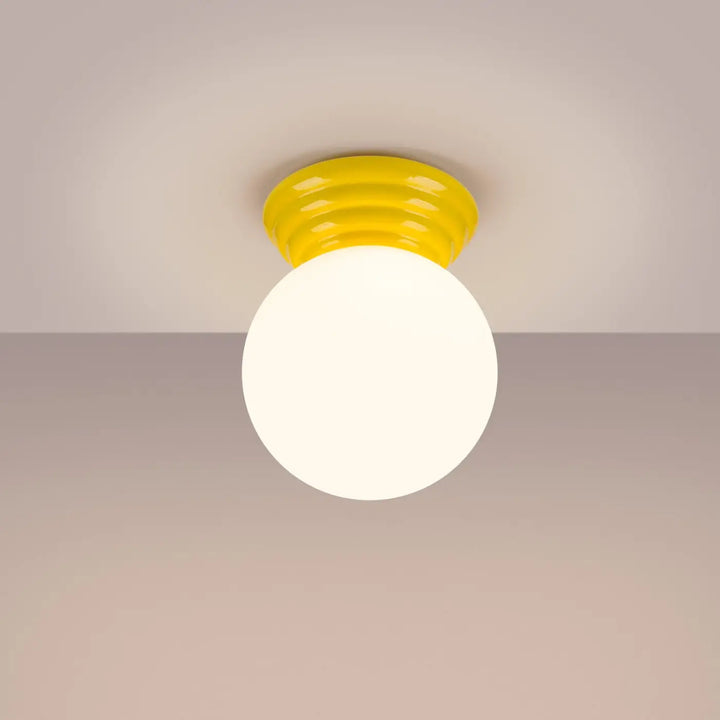 Luminaire plafonnier jaune allumé
