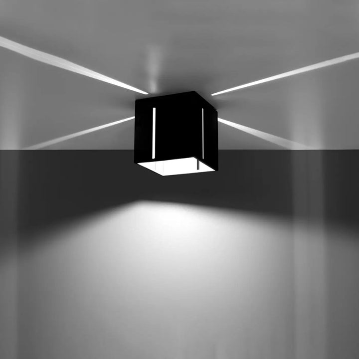 Luminaire plafonnier noir allumé