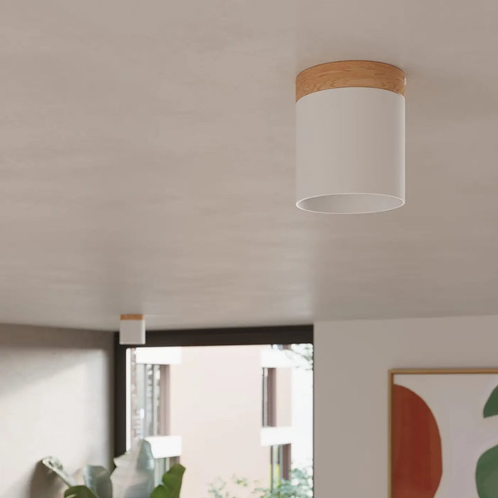 Plafonnier blanc/bois naturel vue rapprochée dans son décor