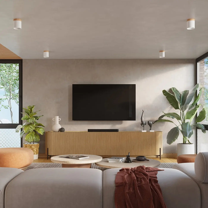 Plafonnier blanc/bois naturel dans un intérieur contemporain