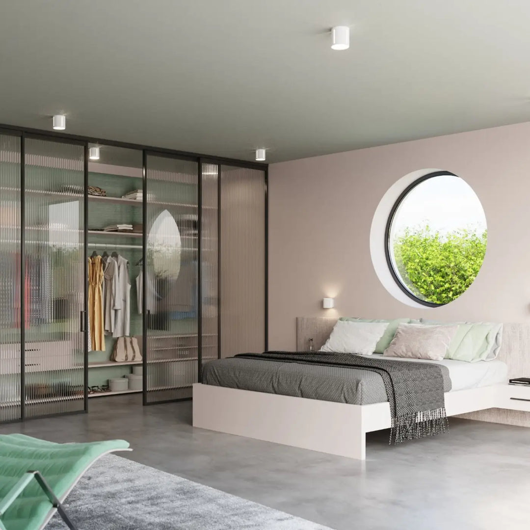 Luminaire plafonnier blanc dans une chambre