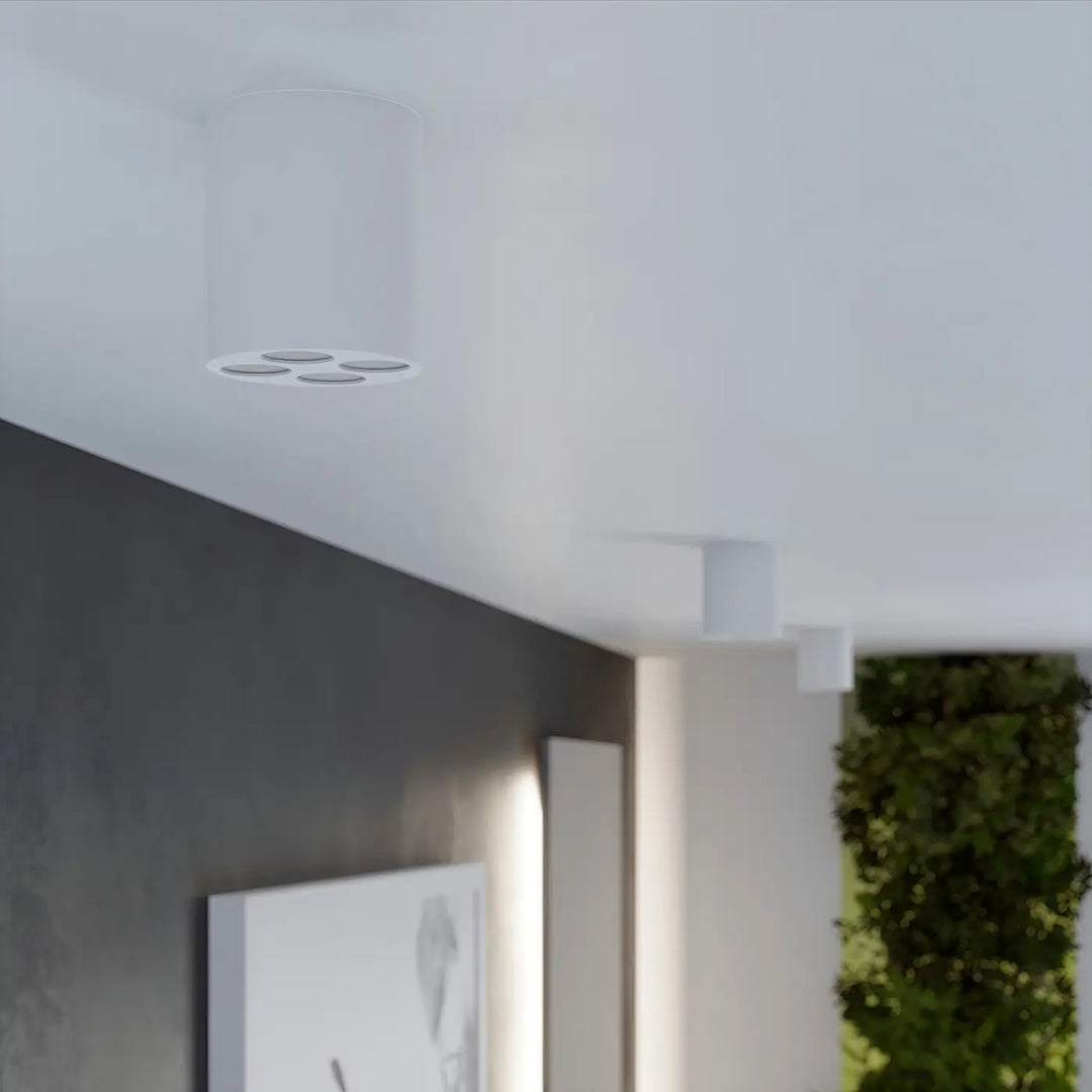 Plafonnier blanc dans un intérieur contemporain