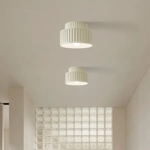Plafonnier cylindrique strié au look rétro et original

