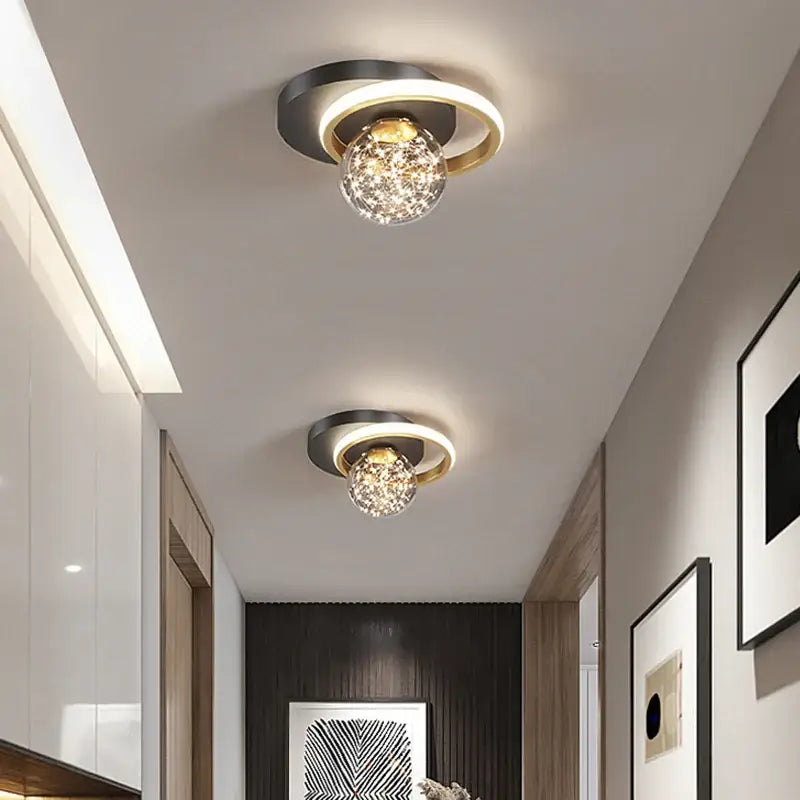 Plafonnier design avec boule cristal et lumière tamisée