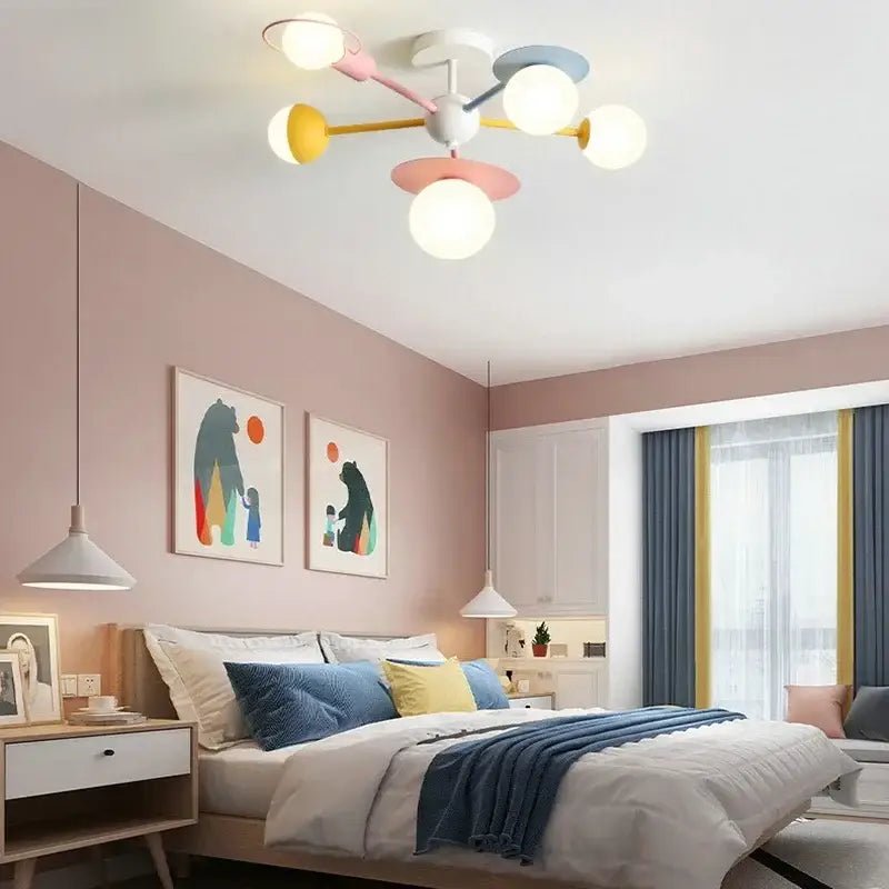 Plafonnier design avec boules lumineuses pour chambre enfant