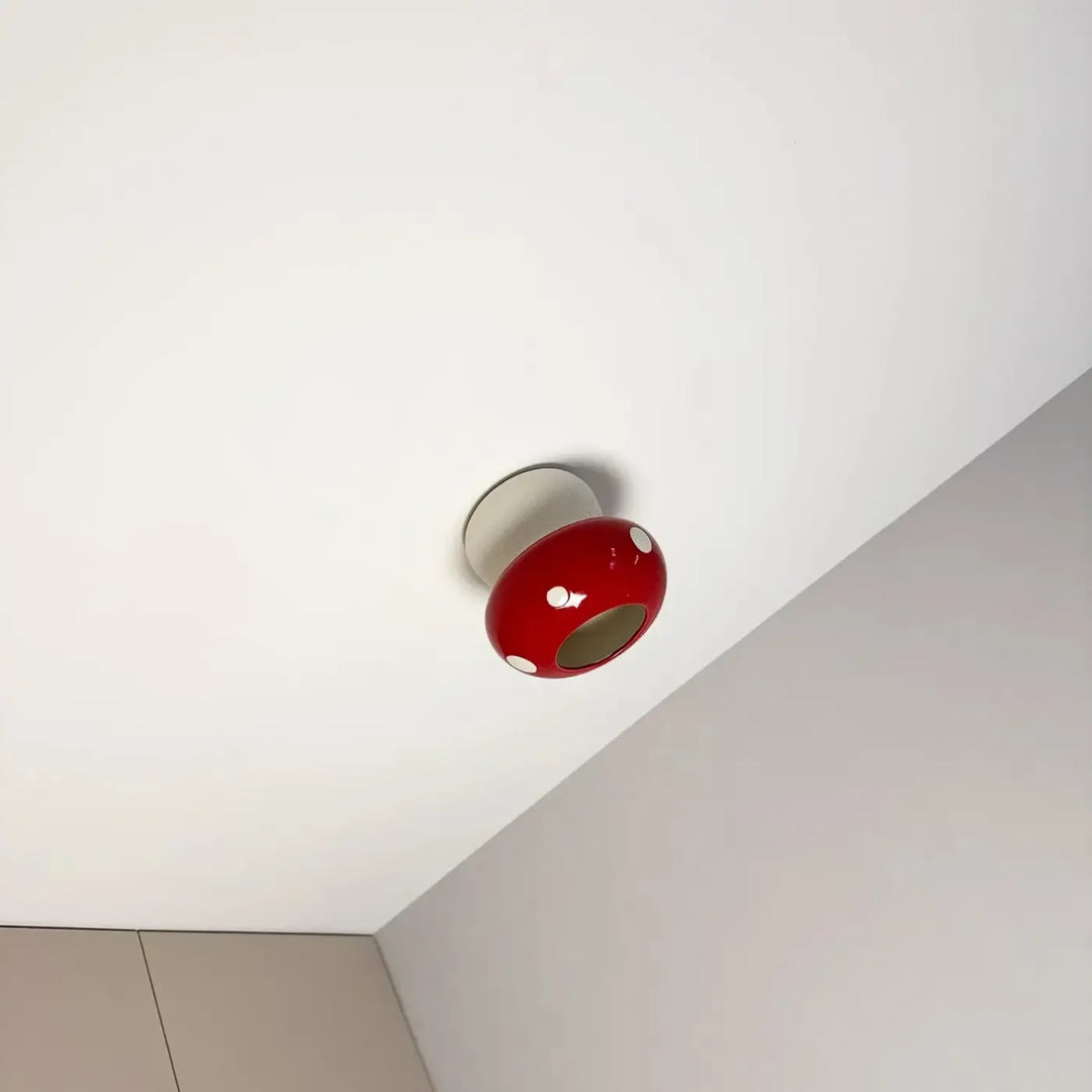 Luminaire plafonnier champy rouge en forme de champignon avec pois blancs brillant pour décoration intérieure design plus qu’un simple plafonnier