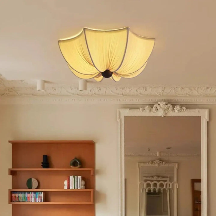 Luminaire plafonnier lianha avec abat-jour plissé en tissu crème jaune chaud et fixation centrale noire design plafonnier