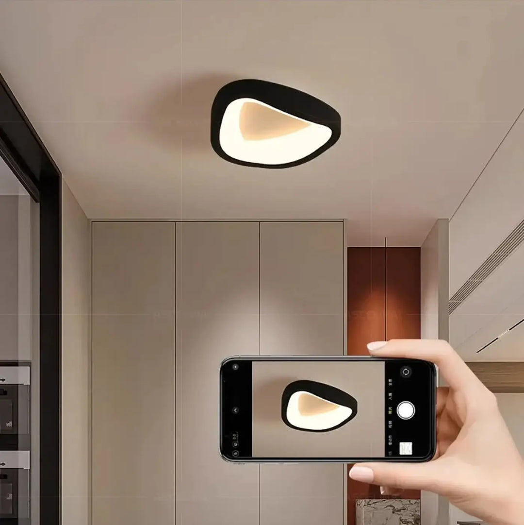 Plafonnier design led compact pour couloir moderne élégant