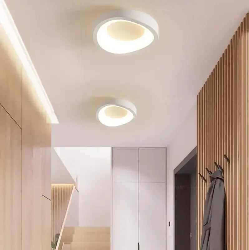 Plafonnier design led compact pour couloir moderne élégant