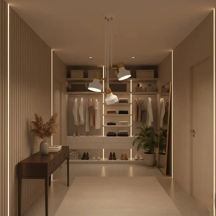 Plafonnier dorothy blanc intégré dans un dressing moderne minimaliste avec étagères en bois élégantes et éclairage intégré