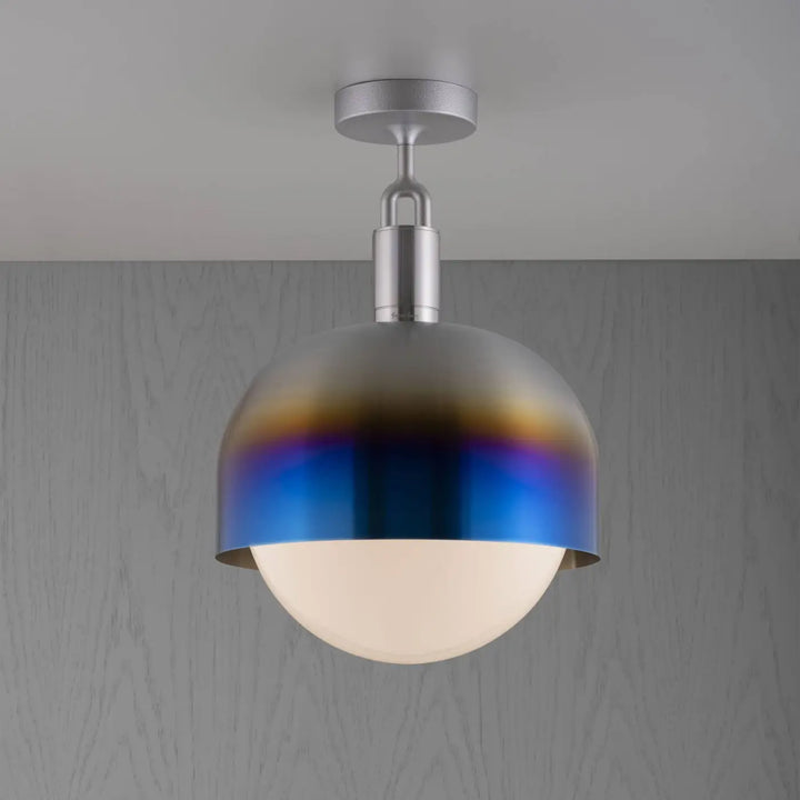 Plafonnier Forked grand modèle à abat-jour et globe opale, finition acier brûlé #couleur_multicolore
