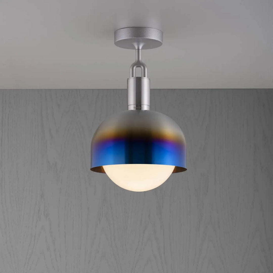 Plafonnier Forked modèle moyen à abat-jour et globe opale, finition acier brûlé #couleur_multicolore