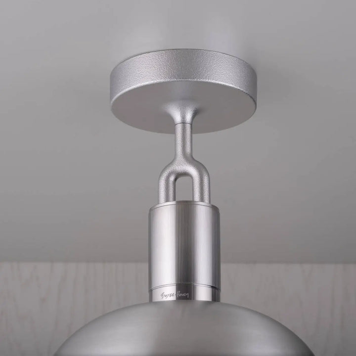 Plafonnier Forked modèle moyen en finition acier avec abat-jour en métal et globe en verre opale #couleur_argent