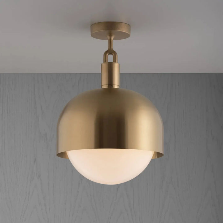 Plafonnier Forked grand modèle à abat-jour et globe opale, finition laiton #couleur_dor