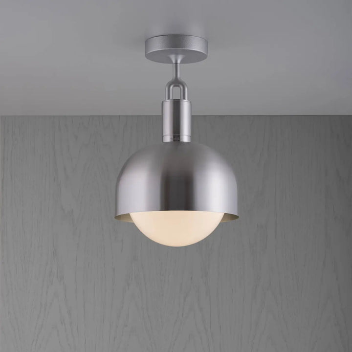 Plafonnier Forked modèle moyen à abat-jour et globe opale, finition acier #couleur_argent