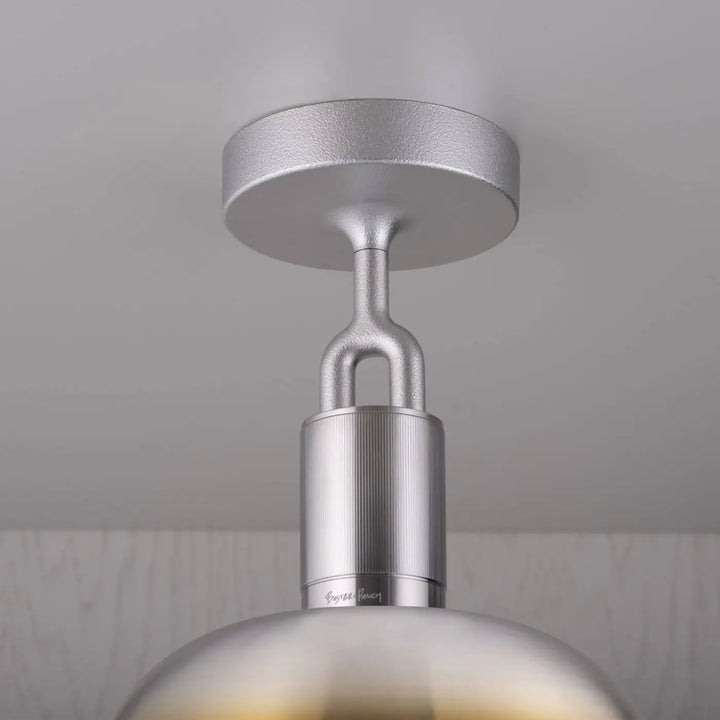 Plafonnier Forked modèle moyen en finition acier brûlé avec abat-jour en métal et globe en verre opale #couleur_multicolore
