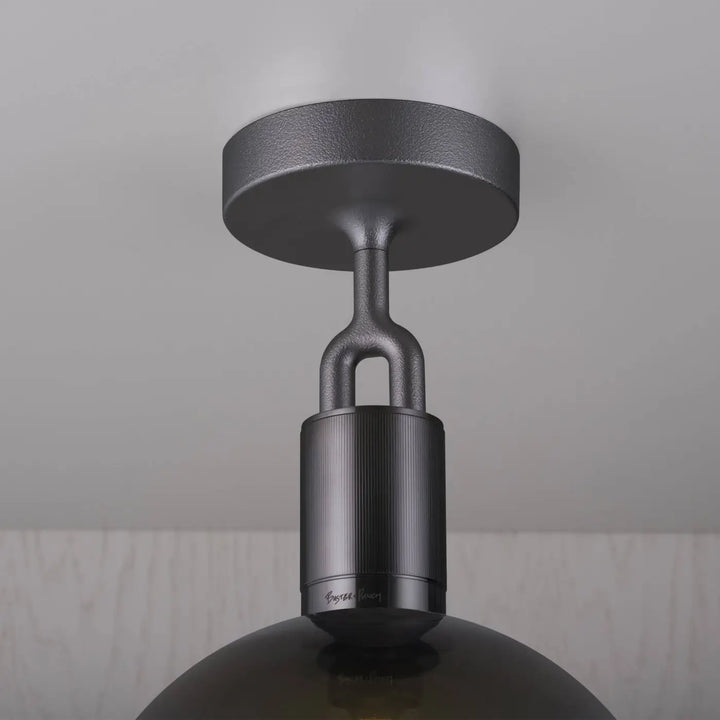 Plafonnier Forked Medium finition grise avec globe en verre fumé #couleur_gris