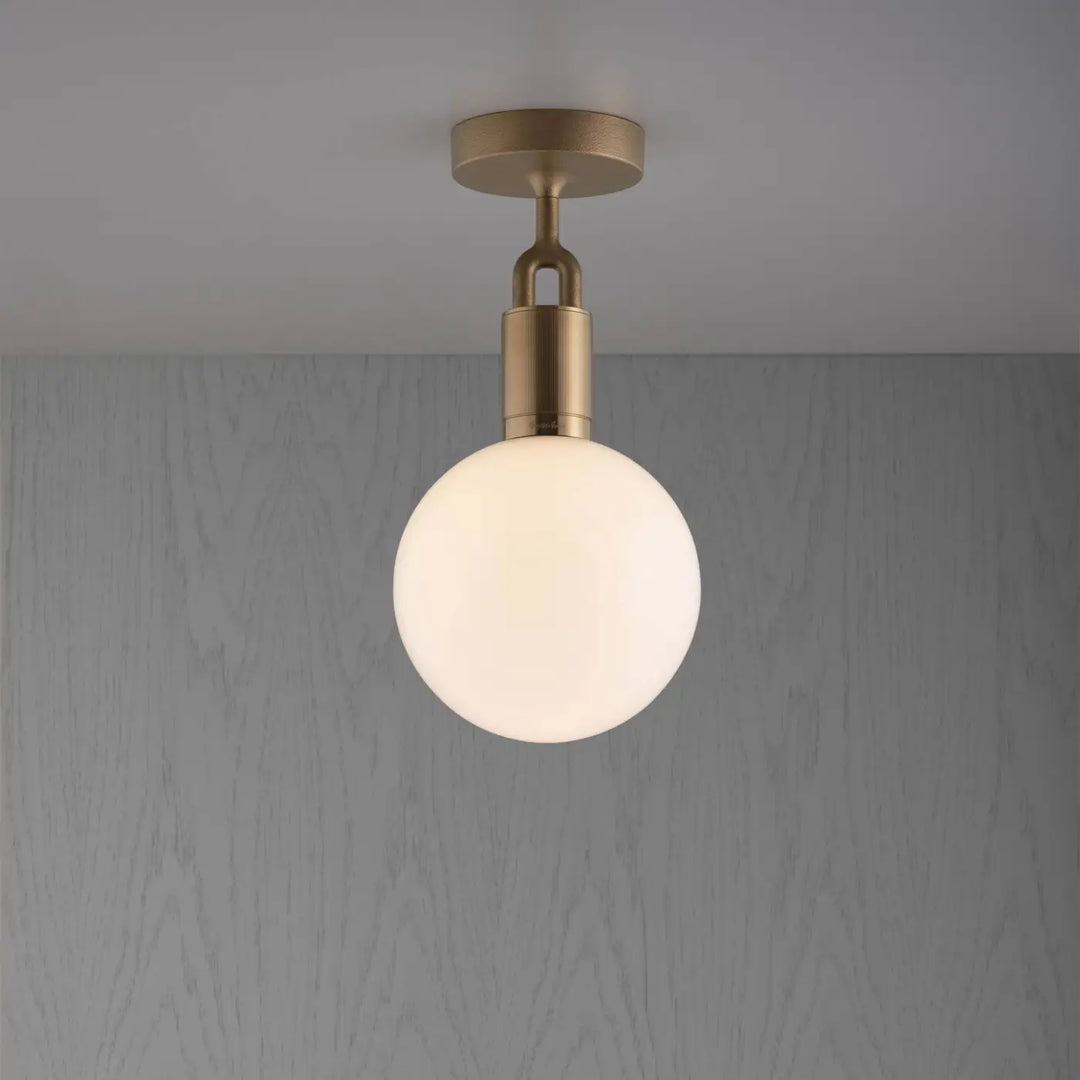 Plafonnier Forked Medium à globe opale, finition laiton #couleur_dor