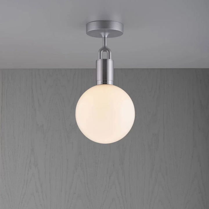 Plafonnier Forked Medium à globe opale, finition acier #couleur_argent