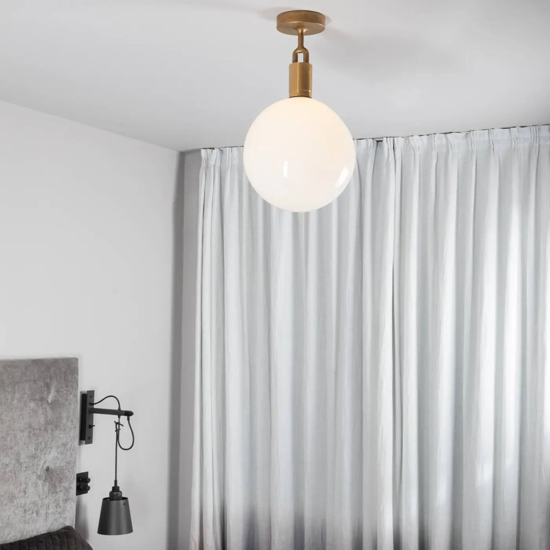 Plafonnier Forked Large à globe opale, finition laiton, dans un intérieur #couleur_dor