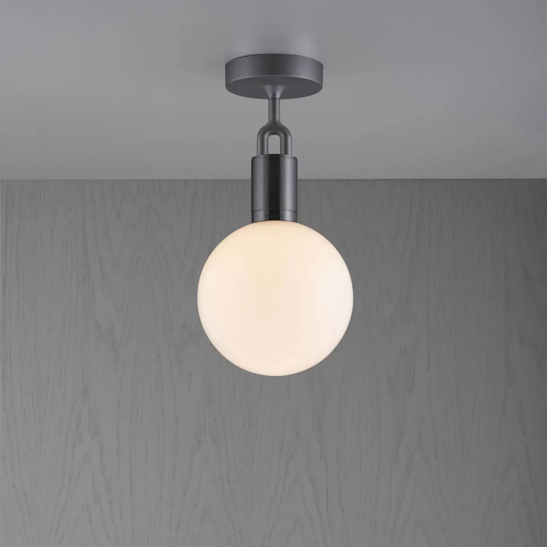 Plafonnier Forked Medium à globe opale, finition grise #couleur_gris