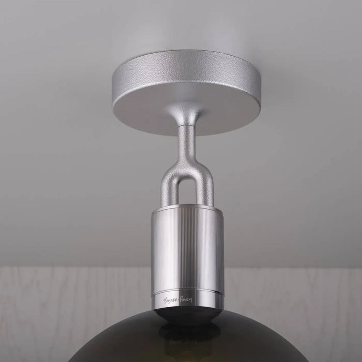 Plafonnier Forked Large finition acier avec globe en verre fumé #couleur_argent