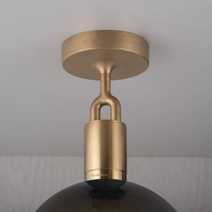 Plafonnier Forked Medium finition laiton avec globe en verre fumé #couleur_dor